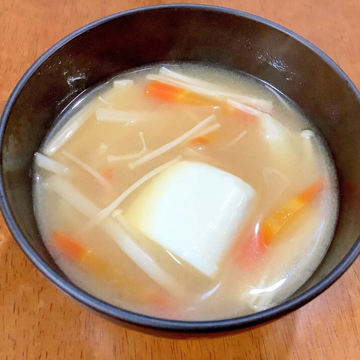 豆腐と大根人参えのきの味噌汁
